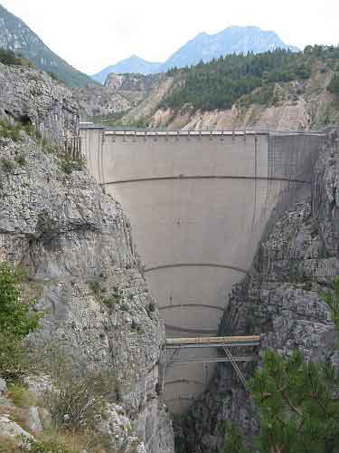 The dam from the canyon. Behind, a partial view of the feet of the landslide.